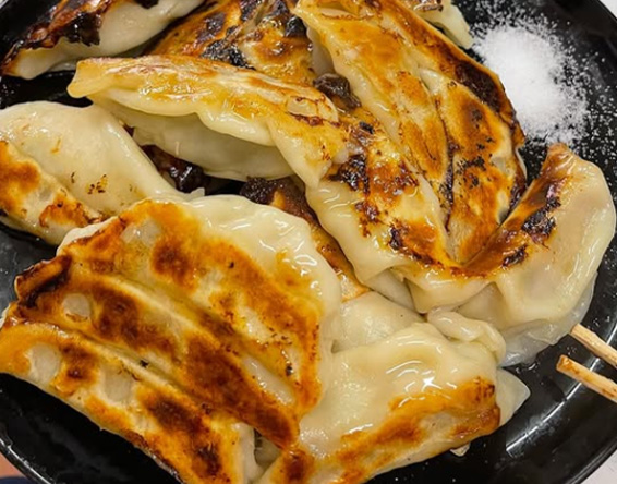 バニラアイスにクコの実が乗っている