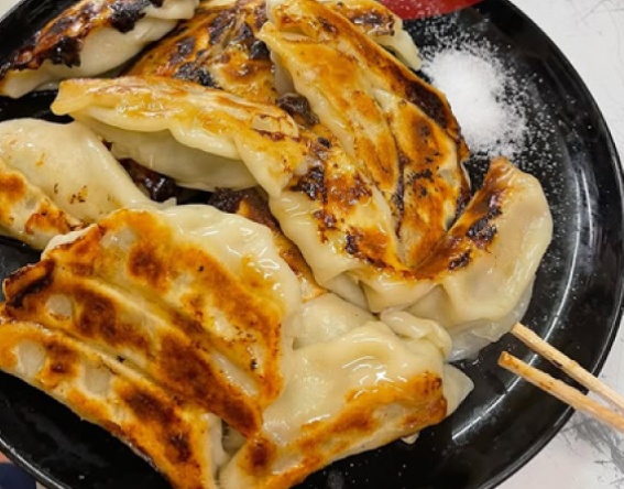 お皿の上に春巻きとキャベツが盛り付けられている