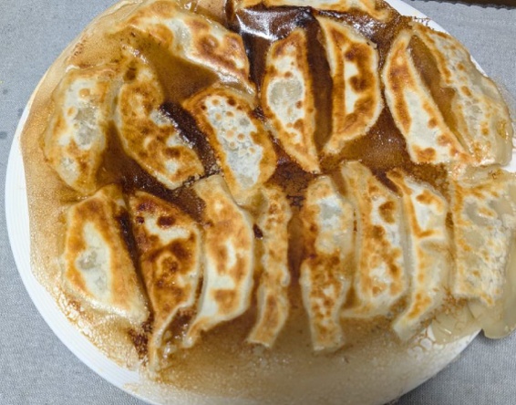 お皿の上に野菜とエビチリが乗っている